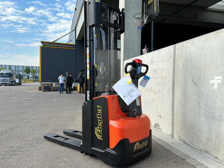 Apilador eléctrico 2024 Toyota SWE120L (3)