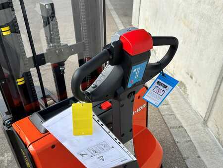 Apilador eléctrico 2024 Toyota SWE120L (4)