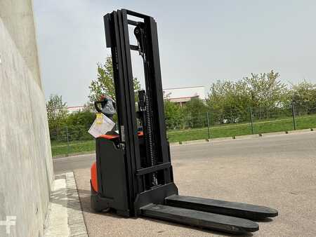 Apilador eléctrico 2024 Toyota SWE120 (2)