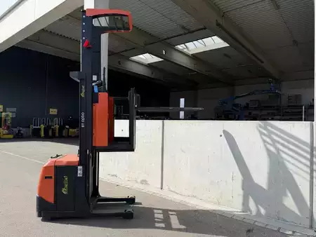 Plocktruckar vertikal 2014  Toyota OME100N (6)