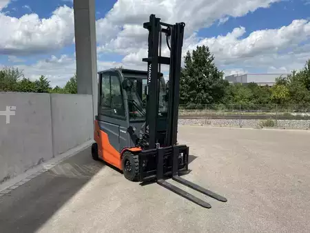 Chariots électriques à 4 roues 2021  Toyota 9FBH30T (2)