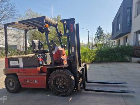 Carrelli elettrici 4 ruote - Nichiyu F35D300P (4)