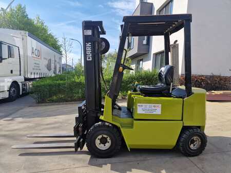 Carretilla elevadora diésel 1996 Clark DPM15 (1)