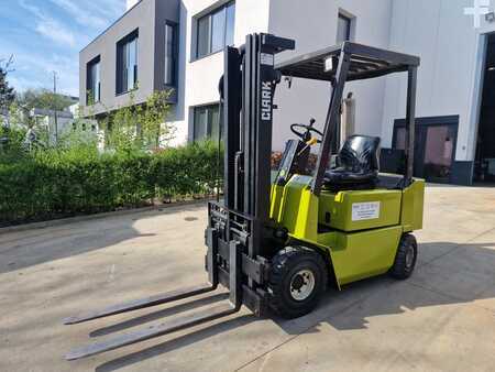 Carretilla elevadora diésel 1996 Clark DPM15 (2)