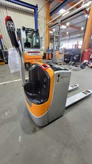 Stapelaars met staplatform 2018  Still EXU20/NBAT/1150X560 (1)