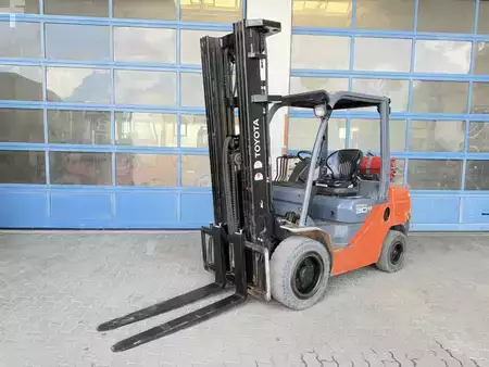 Treibgasstapler 2012  Toyota 02-8FGF30 (1)