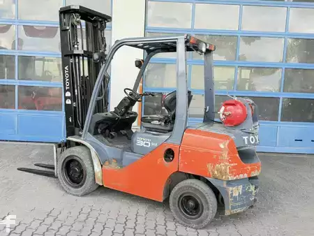 Treibgasstapler 2012  Toyota 02-8FGF30 (2)