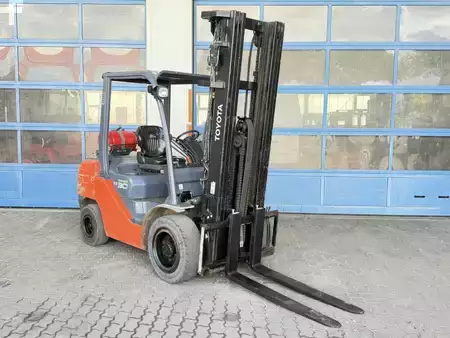 Treibgasstapler 2012  Toyota 02-8FGF30 (4)
