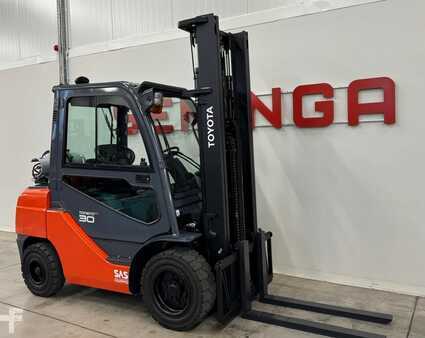 LPG Forklifts 2015  Toyota 10724 - 06-8FG30F (1)