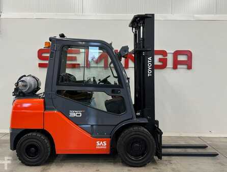 LPG Forklifts 2015  Toyota 10724 - 06-8FG30F (2)