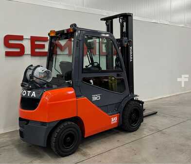 LPG Forklifts 2015  Toyota 10724 - 06-8FG30F (3)