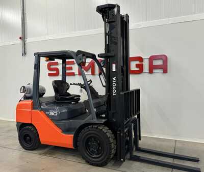 LPG Forklifts 2013  Toyota 10483 -8FGF30 (1)