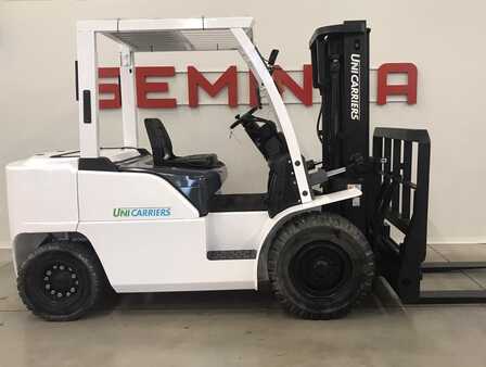 Diesel Forklifts 2015  Unicarriers 10379-D1F4A40 (2)