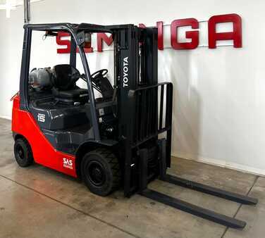 Chariots porte-conteneurs 2017  Toyota 10908 - 02-8FGF18 (1)