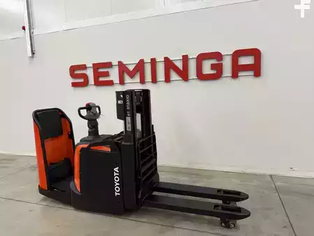 Electric Pallet Trucks 2019  Toyota 11092 - SPE200D (1)