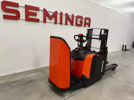 Electric Pallet Trucks 2019  Toyota 11092 - SPE200D (3)