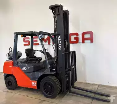 Chariots élévateurs GPL 2016  Toyota 11252 - 8FGF30 (1)