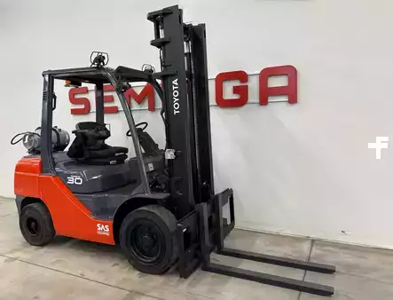 Chariots élévateurs GPL 2019  Toyota 10952 - 02-8FGF30F (1)