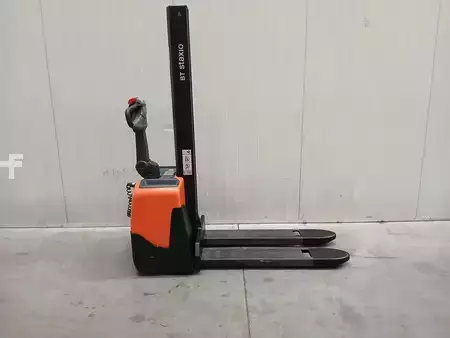 Stapelaars met staplatform  Toyota HWE100 (1)