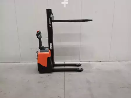 Stapelaars met staplatform  Toyota HWE100 (2)