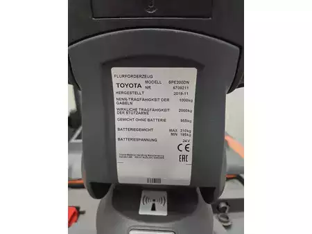 Stacker stå på  Toyota SPE200DN (4)