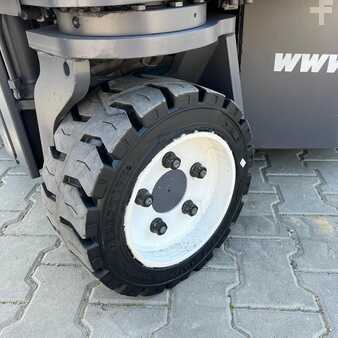 Four-way trucks 2014  Combilift [UltraForklifts] CB3000 Triplex (8)