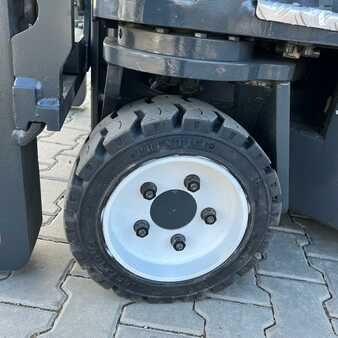 Négyutas targonca 2016  Combilift [UltraForklifts] CB3000 Triplex (11)