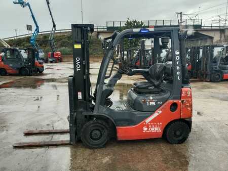 Empilhador a gás 2014  Toyota 02-8FGF18 (1)