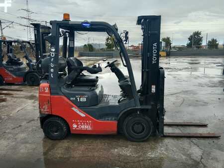 Empilhador a gás 2014  Toyota 02-8FGF18 (2)