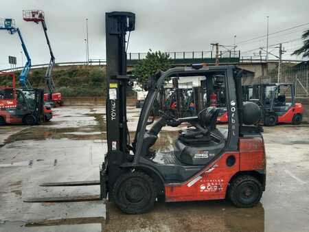 Empilhador a gás 2014  Toyota 02-8FGF25 (1)