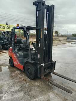 Empilhador a gás 2014  Toyota 02-8FGF25 (2)