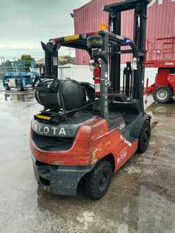 Empilhador a gás 2014  Toyota 02-8FGF25 (3)