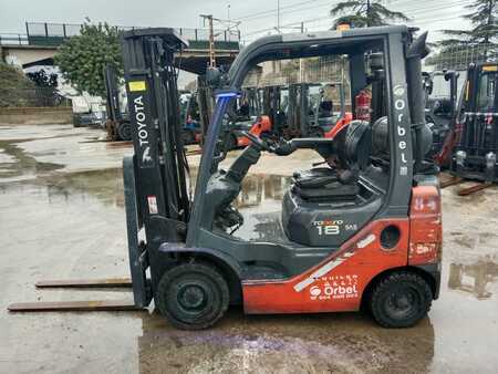 Empilhador a gás 2014  Toyota 02-8FGF18 (1)