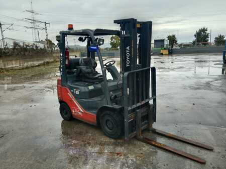 Empilhador a gás 2014  Toyota 02-8FGF18 (2)