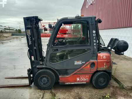 Empilhador a gás 2014  Toyota 02-8FGF25 (1)