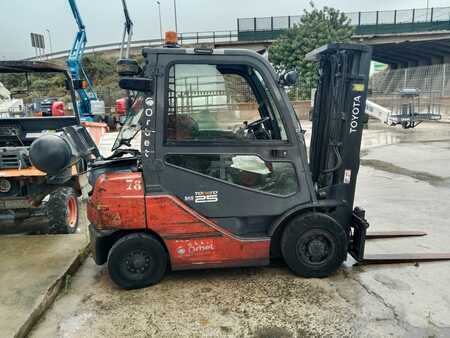 Empilhador a gás 2014  Toyota 02-8FGF25 (2)