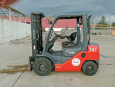 Empilhador diesel 2015  Toyota 02-8FDF25 (1)