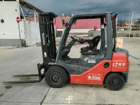 Empilhador diesel 2015  Toyota 02-8FDF25 (1)