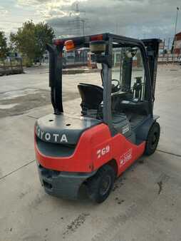 Empilhador diesel 2015  Toyota 02-8FDF25 (2)