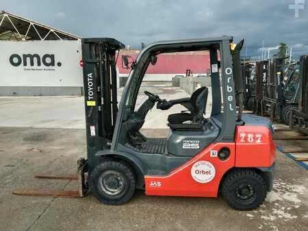 Empilhador diesel 2015  Toyota 02-8FDF25 (1)