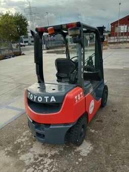Empilhador diesel 2015  Toyota 02-8FDF25 (2)
