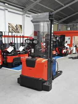 Stackers stand-on 2005  BT SPE160 (2)