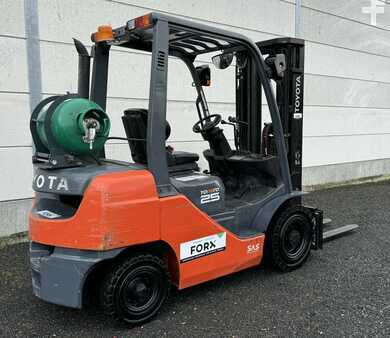 Propane Forklifts 2015  Toyota 8FGF25 (1)