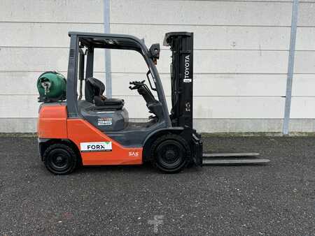 Propane Forklifts 2015  Toyota 8FGF25 (2)