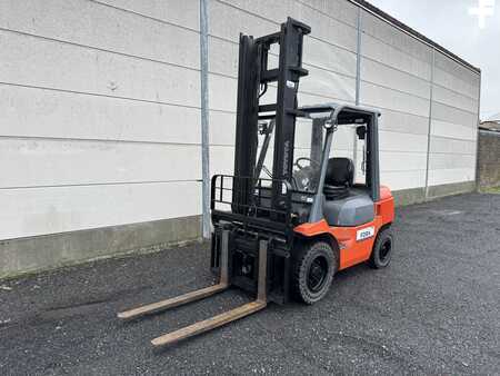 Carrelli elevatori diesel 2004  Toyota 7FDF30 (2)