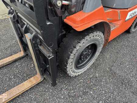 Carrelli elevatori diesel 2004  Toyota 7FDF30 (4)