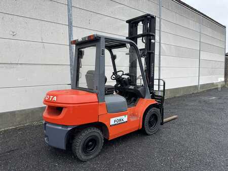 Carrelli elevatori diesel 2004  Toyota 7FDF30 (6)