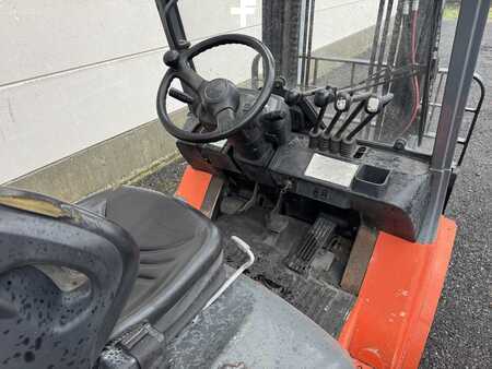 Carrelli elevatori diesel 2004  Toyota 7FDF30 (8)