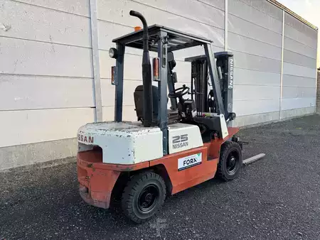 Traileri 2001  Nissan FD02A25Q (1)