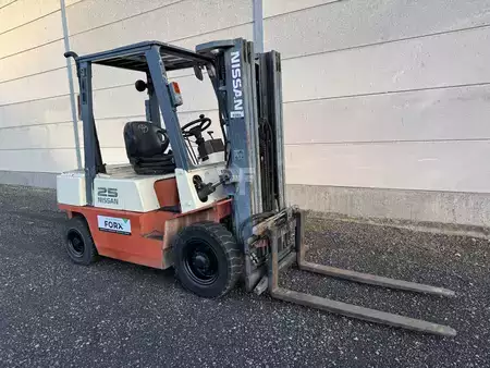 Traileri 2001  Nissan FD02A25Q (2)